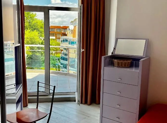 Apartament Modern Beachfront With Pool