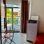 Apartament Modern Beachfront With Pool