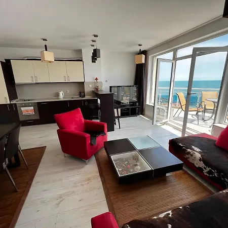 Modern Beachfront With Pool Apartamento