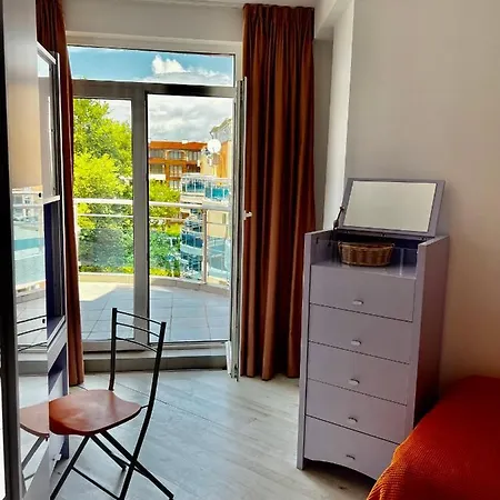 Apartament Modern Beachfront With Pool